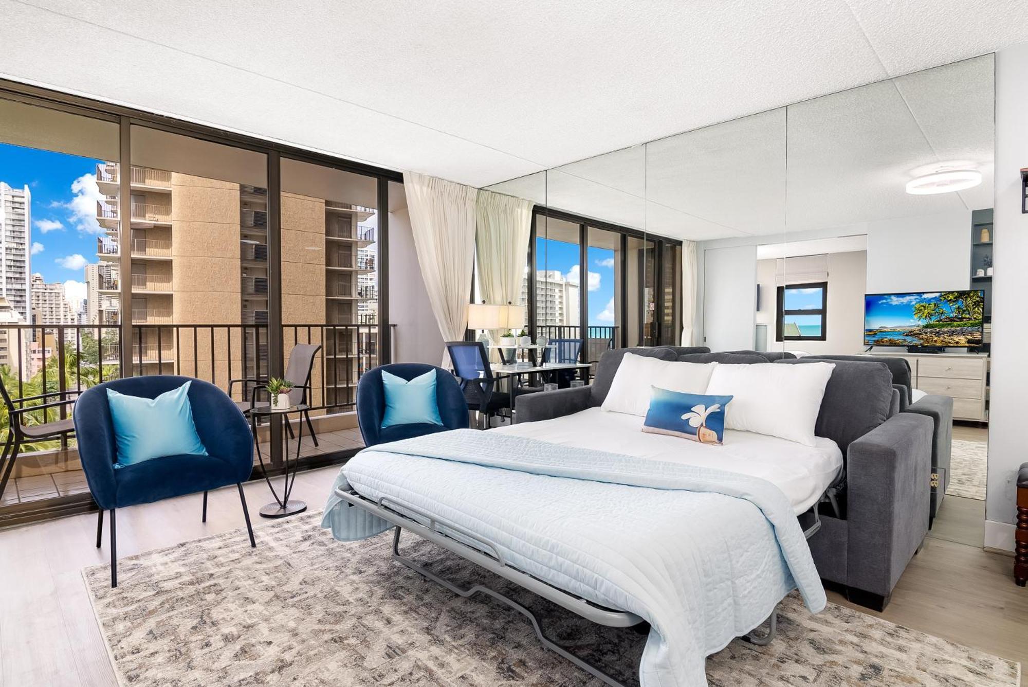 Waikiki Banyan 1br, Steps To With Free Parking! Apartment *